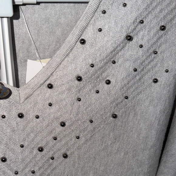 Carmen Marc Valvo Light Gray Knit Top - Picture 3 of 8